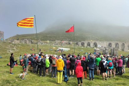 Momento en el que se izan las banderas catalana y occitana en el Port de Salau, a más de 2.100 metros. 