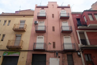 El edificio está vacío y tapiado para evitar okupaciones. 