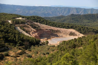 Panorámica de la primera de cuatro celdas que se construye en el vertedero de Riba-roja d'Ebre.