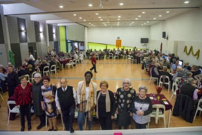 Unos 130 socios participaron ayer en la comida de Navidad de la Llar municipal de La Bordeta. 