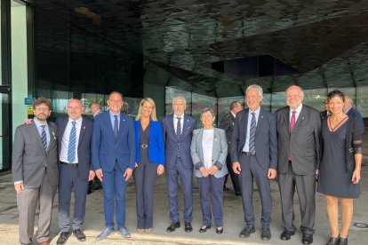 Teresa Cunillera junto a varias autoridades que asistieron al acto. 