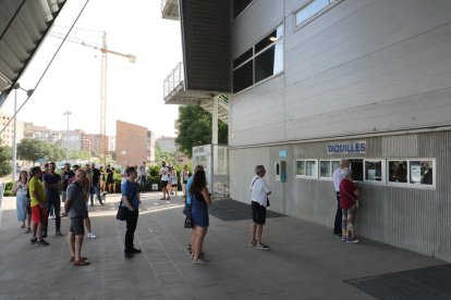 Ahir a la tarda es van formar cues davant les taquilles de l’Espai Fruita-Barris Nord per aconseguir entrades per al decisiu cinquè partit de demà.