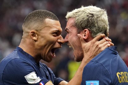 Mbappé y Griezmann celebran eufóricos la clasificación de Francia a semifinales.