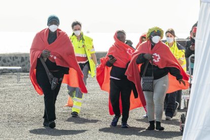 El vaixell de Salvamento Marítimo Guardamar Calíope ha rescatat avui 112 persones d'origen subsaharià, 93 homes, 15 dones i 4 de menors, que viatjaven a dos embarcacions en aigües properes a l'illa de Lanzarote i els ha traslladat al moll de Las Cebollas, a Arreife, on han estat atesos per personal de Creu Roja. EFE/ Adriel Perdomo