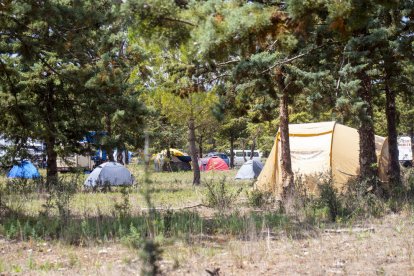 Un campamento montado en el pueblo abandonado de Boix, junto a Santa Ana