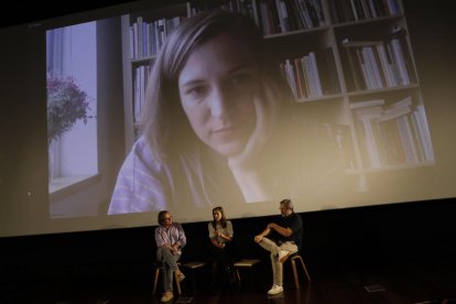 Tres productors del film i Carla Simón via telemàtica, ahir a l’Acadèmia del Cine.