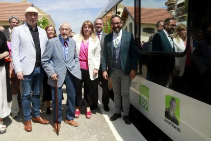 L'escriptor Josep Vallverdú al bateig d'un tren de FGC amb el seu nom a Balaguer, acompanyat dels consellers Juli Fernàndez i Natàlia Garriga, el president de FGC, Jordi Segarra, i l'alcalde de la ciutat, Jordi Ignasi Vidal