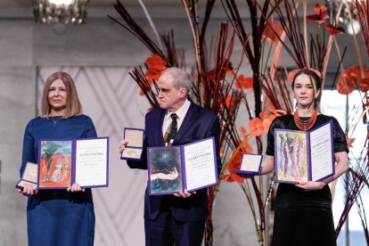 La ucraniana Oleksandra Matviychuk, el ruso Jan Rachinski y la esposa del bielorruso Ales Bialiatski.