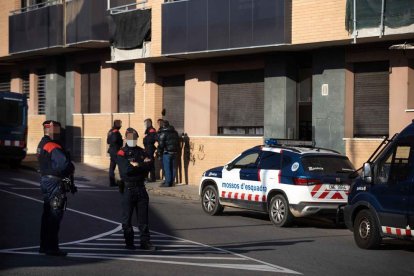 Operació policial recent en pisos del carrer Santiago Rusiñol.