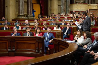 El líder del PSC, Salvador Illa, se dirige al president Pere Aragonès en el Parlament el 27 de abril.