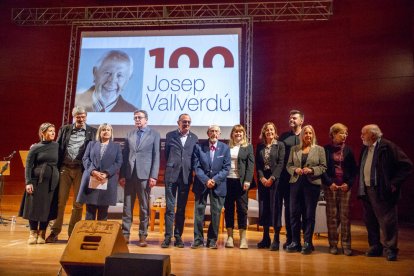 Josep Vallverdú, al centre, amb les autoritats que van participar en la inauguració del seu Any.