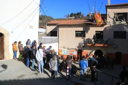 Más de medio centenar de personas condenan el feminicidio en Pontons con un minuto de silencio