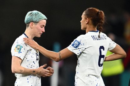 Williams consuela a Megan Rapinoe tras errar su lanzamiento de penalti.