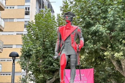 Pinten l'estàtua de Gaspar de Portolà de Balaguer