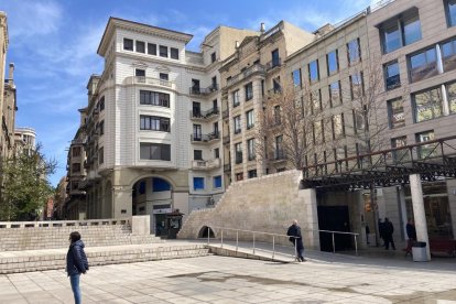 Vista de la plaza Sant Joan de Lleida, con la pasarela y sus escaleras en el fondo.