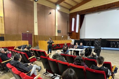 Un momento de la reunión vecinal para explicar los proyectos.