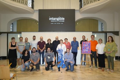 El alcalde de Lleida, Miquel Pueyo, con otras autoridades y responsables del festival ayer.