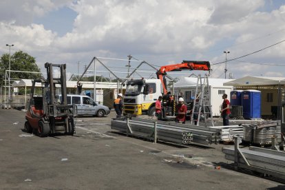 Entre el domingo y hoy, una treintena de operarios limpiarán la zona del parking de los Camps Elisis..