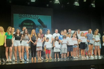 Foto de família dels guardonats, els organitzadors i els representants de diferents entitats.