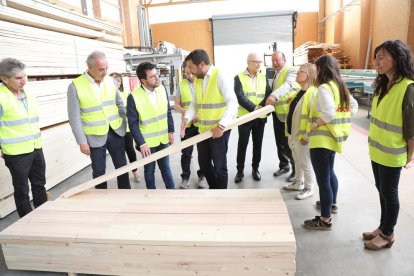 Aragonès durante su visita a la fábrica Sebastià del municipio de Rialp.