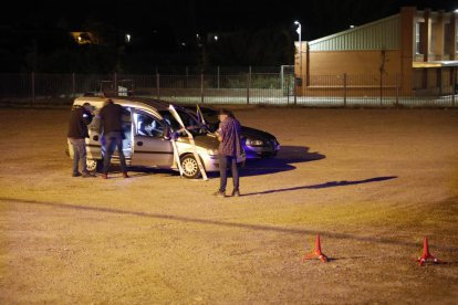 Investigadores inspeccionando una furgoneta en el lugar de crimen el domingo por la noche. 