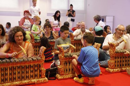 CaixaForum va celebrar la ‘Nit d’Estiu’ amb propostes variades com interpretar la música pròpia de Bali.