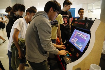 Alumnos jugando a la máquina creada por Mohamed Zazou e Imad Laichi, del Torre Vicens.