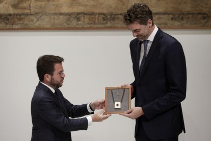 El president Aragonès entrega la Creu a Pau Gasol.