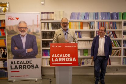 El alcaldable del PSC a la Paeria de Lleida, Fèlix Larrosa, estuvo acompañado ayer el ministro Iceta.