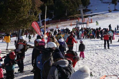 Esquiadors fent cua a Port Ainé dimecres passat.