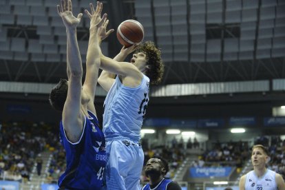 Rubén López de la Torre, el más efectivo ayer del Força Lleida con diferencia, intenta anotar ante la defensa del ex-ACB Carlos Suárez.