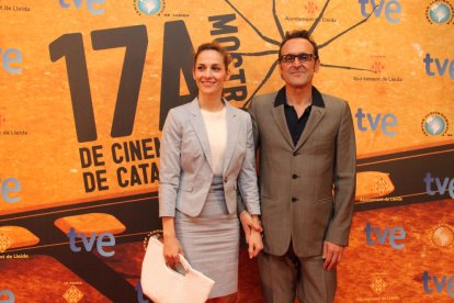 Alberto Iglesias, y su esposa, en el photocall de La Llotja en la decimoséptima Mostra celebrada en el 2011