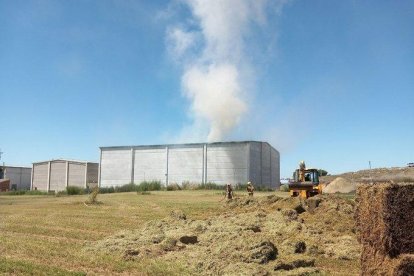 La nave afectada por el incendio en Alcarràs.