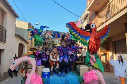 Una de las carrozas que participó el sábado  en la rúa de Carnaval de Térmens. 