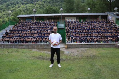 Pep firma un libro ante el alcalde de Rialp, Gerard Sabarich.