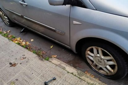 La mayoría de coches en la calle López Munuera tenían pinchadas dos ruedas del mismo lateral. 