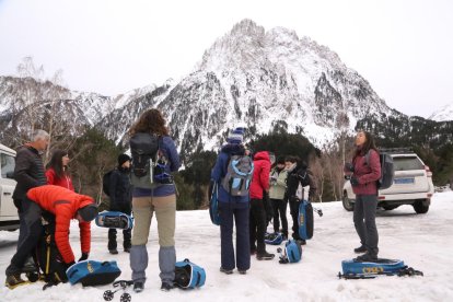 Turistes disposats a fer una excursió pel Parc Nacional d’Aigüestortes i Sant Maurici durant el matí d’ahir.