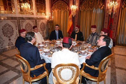 Pedro Sánchez, junto a Mohamed VI, tras apoyar el plan de autonomía de Marruecos sobre el Sáhara.