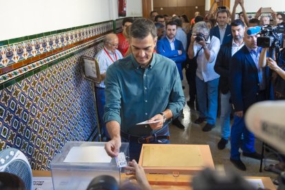 El presidente español y candidato del PSOE a las elecciones, Pedro Sánchez, vota el 23-J.