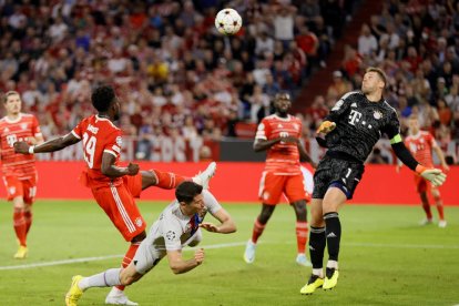 Lewandowski se topó un par de veces con Neuer.