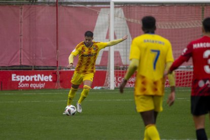 Roger Figueras, antes de golpear el balón que sería la asistencia del tanto leridano.