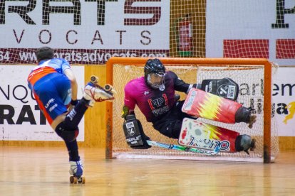 Uri Codony, porter del Lleida Llista, atura un dels tres llançaments directes que va parar durant el partit.