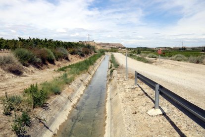 El canal Catalunya-Aragón a su paso por Seròs.