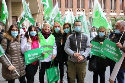 El grup de delegats de SATSE Lleida que han assistit a la concentració.