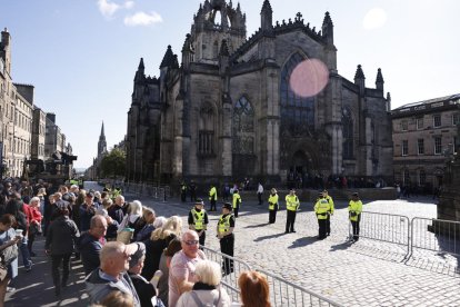 Colas para despedir a Isabel II ayer en Edimburgo.