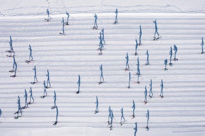 Espectacular foto àrea feta ahir durant la sortida de la quaranta-tresena Marxa Beret, amb l’ombra allargada dels esquiadors que provoca una il·lusió sobre la neu.