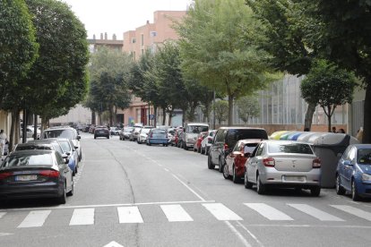 Diversos turismes estaven ahir estacionats en doble fila al carrer Segòvia