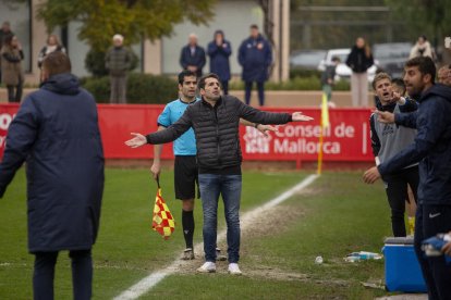 Pere Martí, amb els braços estesos i mirant cap a la grada, ahir durant el partit.