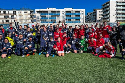 Los dos equipos posaron juntos en una jornada histórica para el equipo Genuine del Atlètic Lleida.