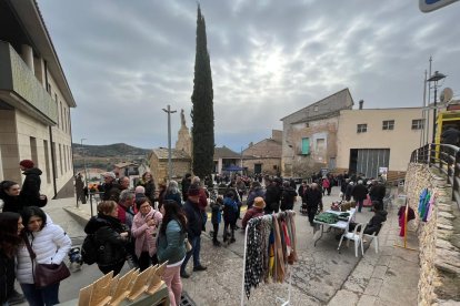 Una treintena de paradas se distribuyeron por las calles de la localidad, que reunió a un millar de personas.